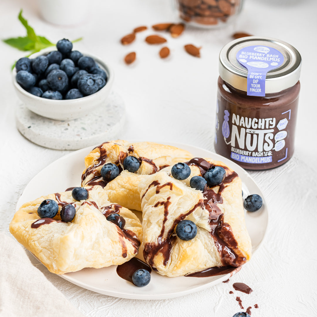 Vegane Blätterteigtaschen mit Naughty Nuts BIO Mandelmus Blueberry Bash