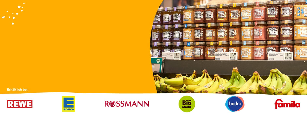 Naughty Nuts Produkte und Bananen in einem Supermarkt mit Logos von Rewe, Edeka, Rossmann, Bio Markt, Budni, Famila