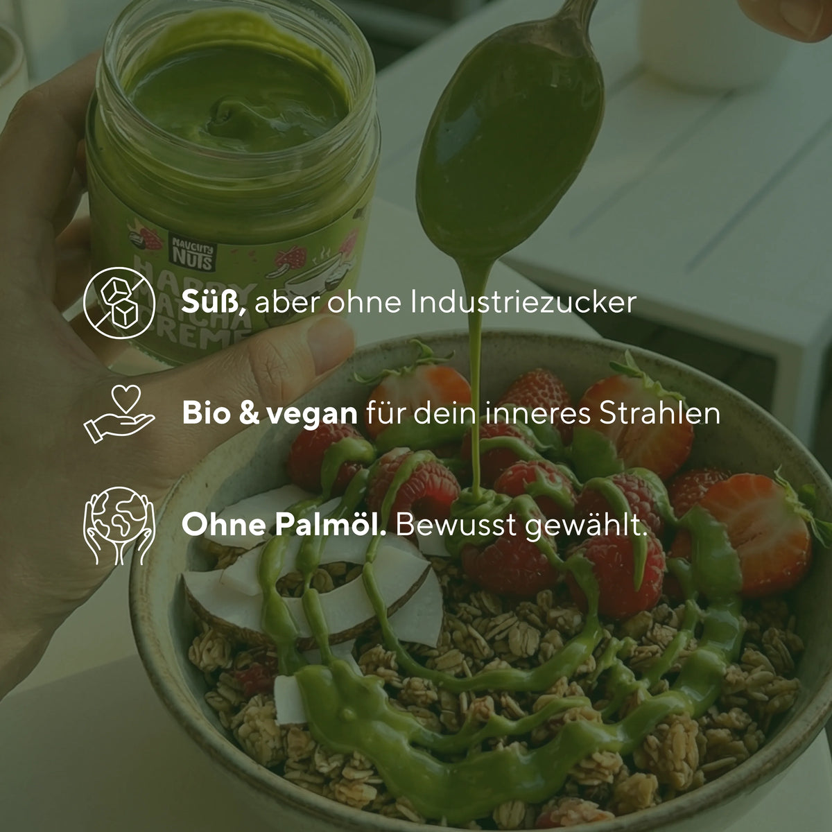 Happy Matcha Creme wird über Müsli mit Beeren und Kokosnussflocken geträufelt