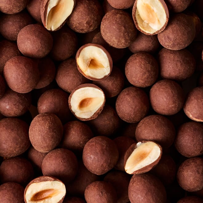 Naughty Nuts Nüsse mit Schokoladenüberzug Bio Schoko-Haselnüsse (skinny dipped) - 10er Box