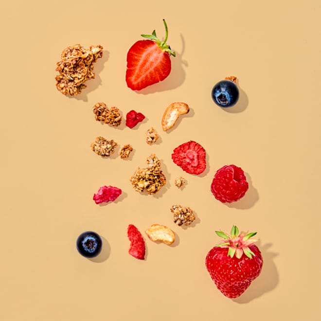Bio Cashew Granola Red Berries mit Erdbeeren, Himbeeren, Heidelbeeren und Cashewkernen