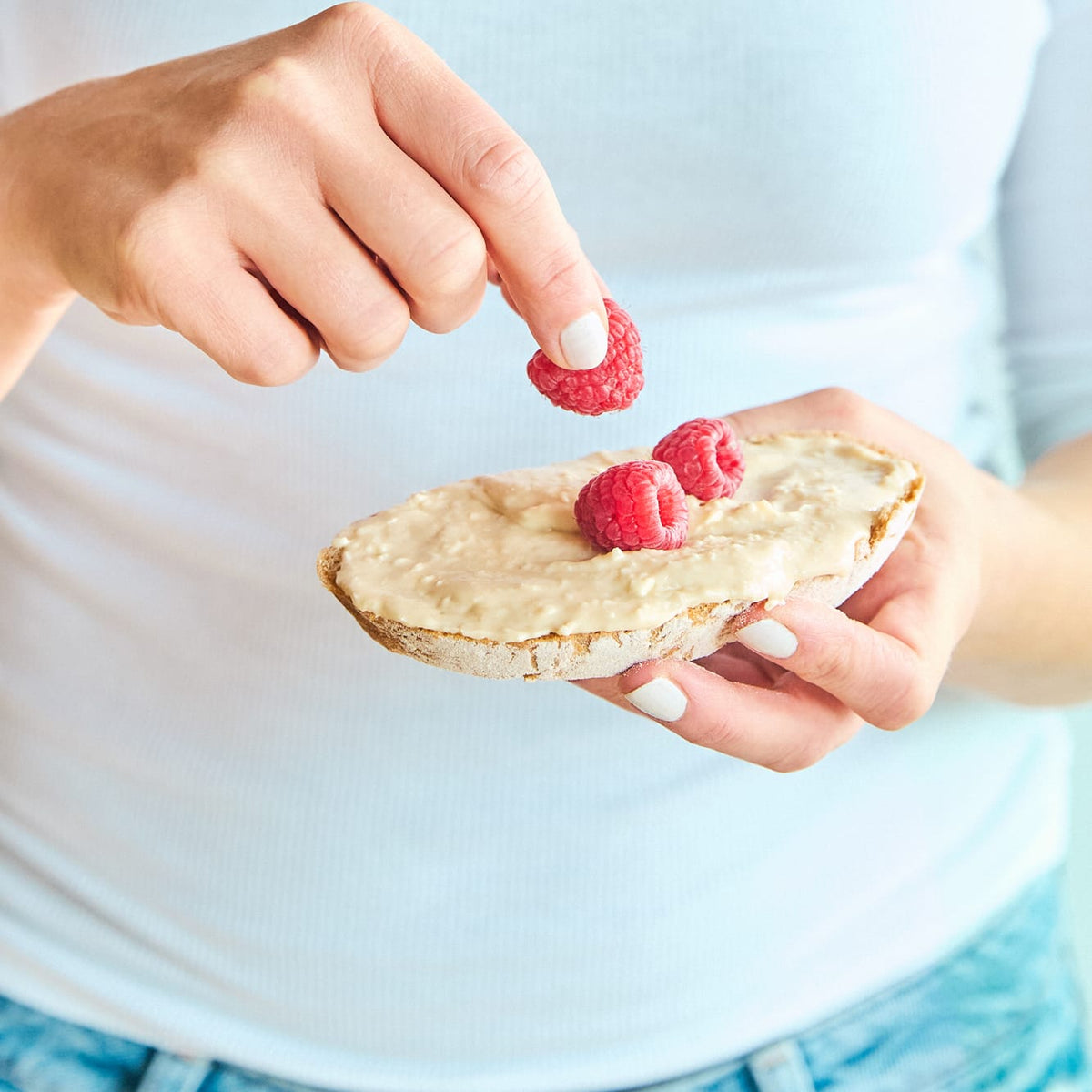 Happy Coconut Creme auf Brot mit Himbeeren