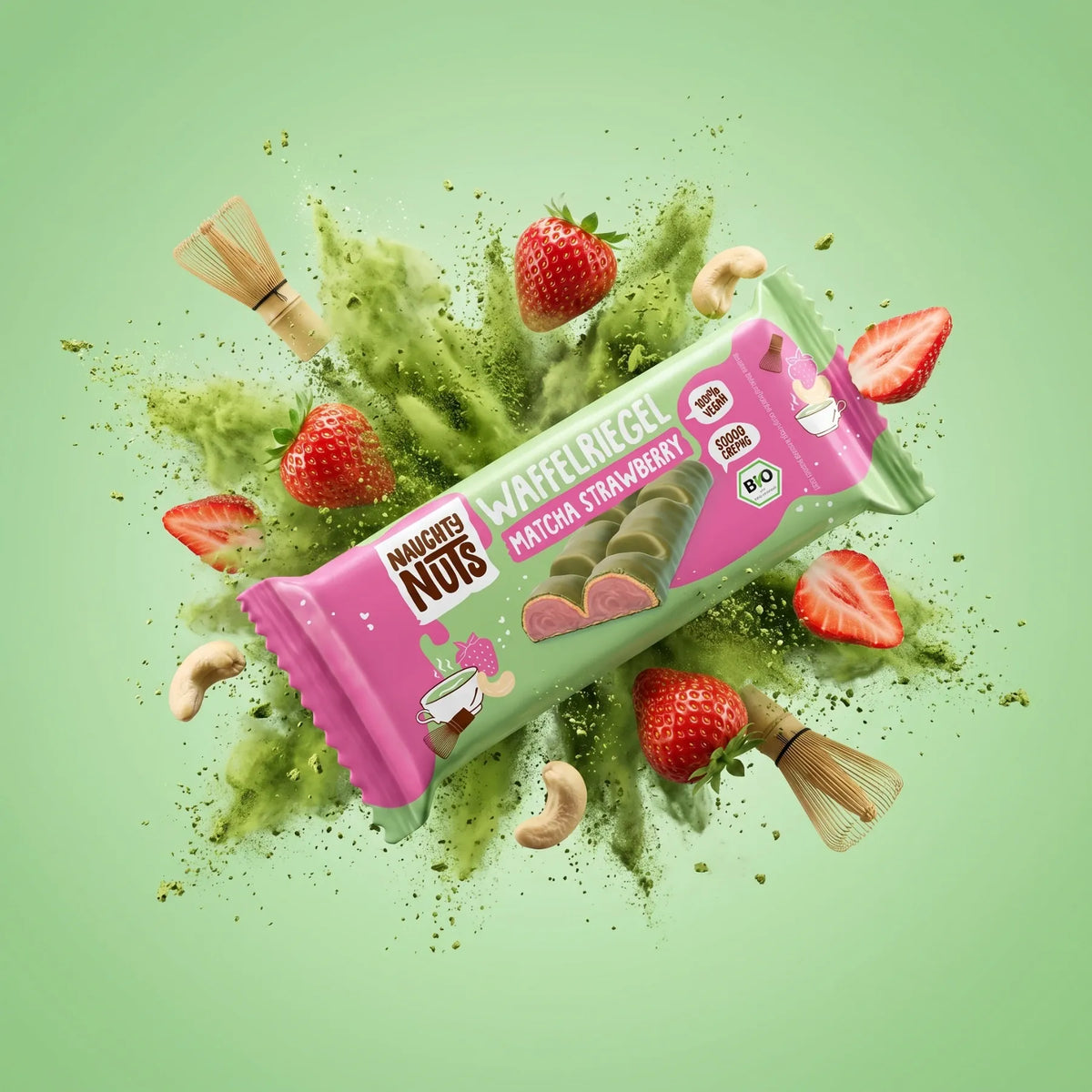 Waffelriegel Matcha Strawberry mit Erdbeeren, Cashewkernen und Matcha-Pulver auf grünem Hintergrund